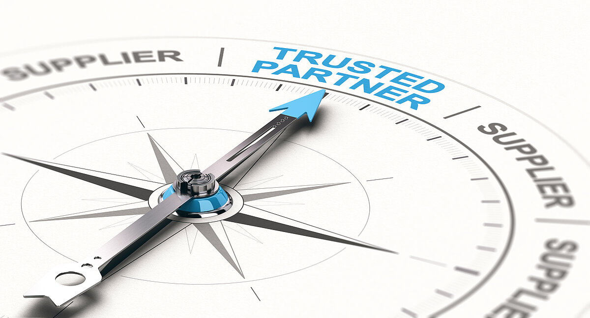 Zeiger eines Kompass zeigt auf die Aufschrift Trusted Partner