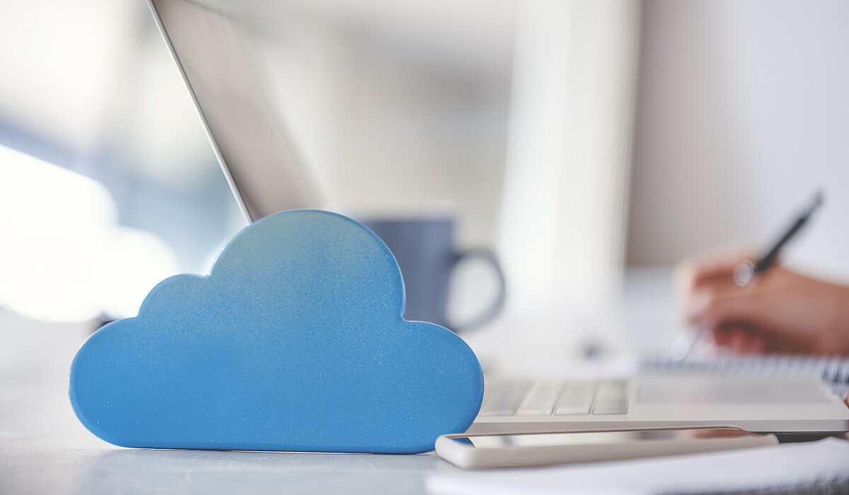 Blaue Wolke steht vor einem Laptop